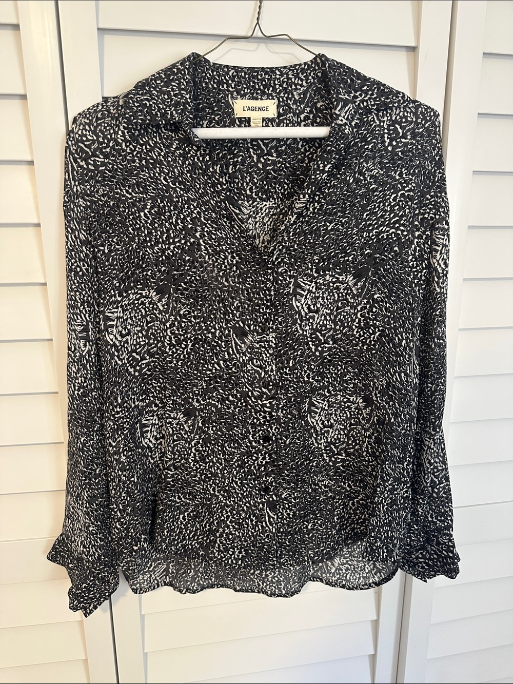 L'AGENCE Black and White Abstract Collared Blouse